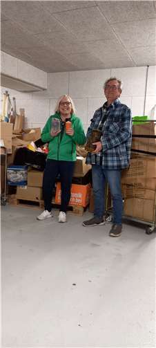 Ellen Zisgen vom Generationenzentrum St. Josef und Ralf Link vom Kölner Verein Life Cologne bei der Übergabe der ca. 800 kg Kerzenreste.  Foto: privat