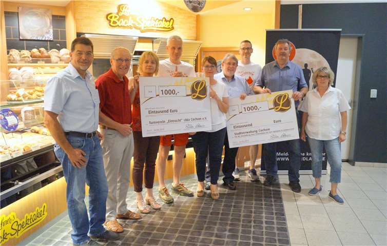 Ellen und Achim Lohner (Mitte) überreichten in der Filiale in Cond die beiden Schecks an Peter Raueiser (4. v.l.) und Stadtbürgermeister Walter Schmitz (2.v.r.). Das Bäckerei-Unternehmen engagiert sich seit vielen Jahren in vielfältiger Form in der Region. Foto: MT