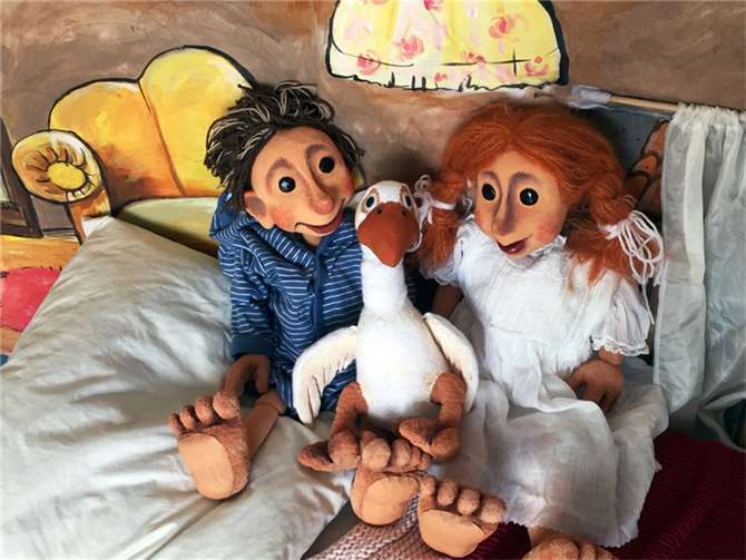 Elli und Peter sorgen sich um Gans Auguste.  Foto: Kindertheater Papperlapupp!