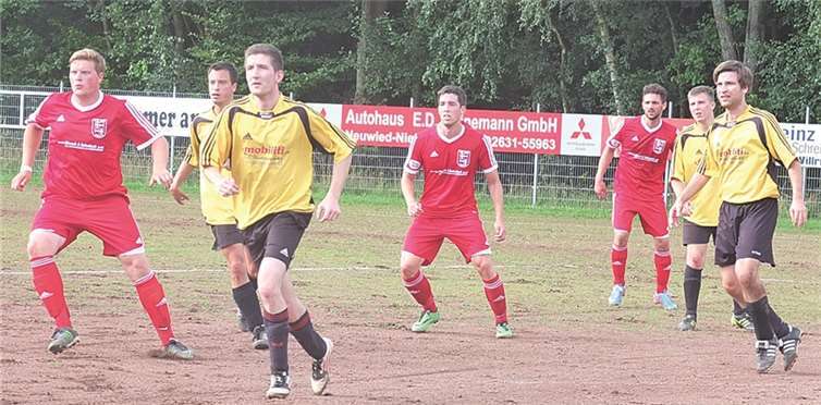 Ellingens Abwehr musste beim Pokalerfolg gegen TuS Asbach Schwerstarbeit leisten (v.l.): Stefan Marth, Maik Neitzert, Jens Breithausen, Yannik Pieta. privat