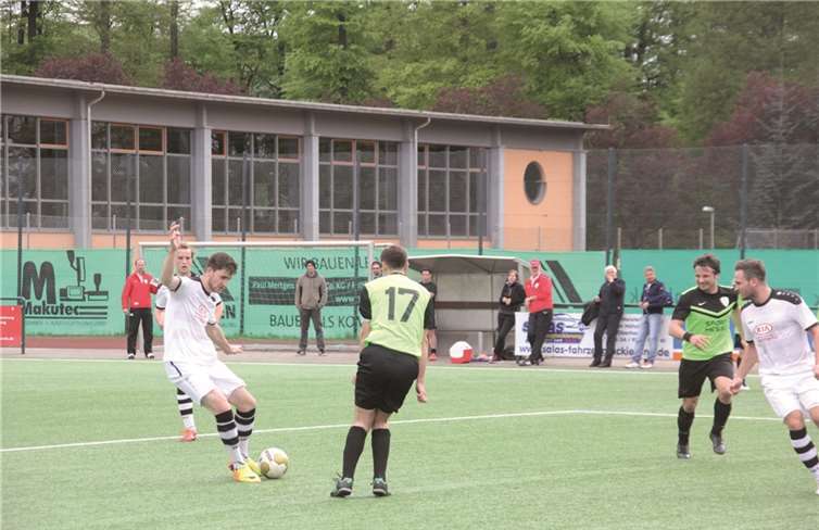 Ellingens Torjäger Florian Raasch erzielte im Derby gegen Puderbach zwei Tore. LS