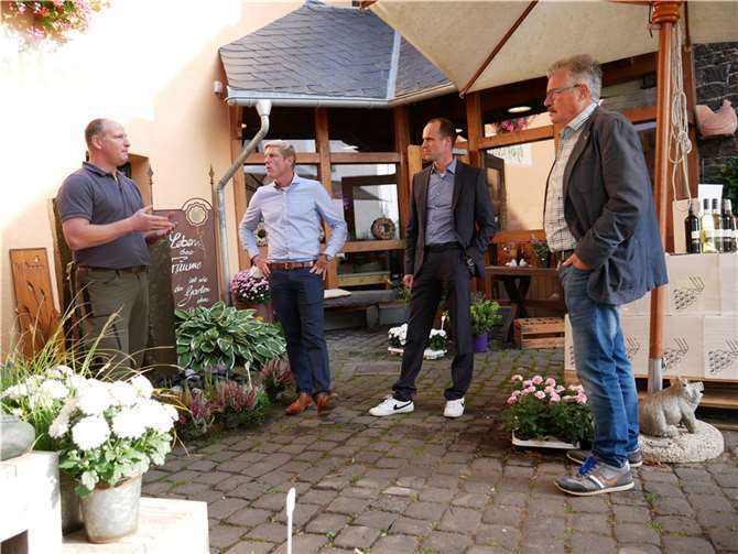 Elmar Brohl (li.) im Gespräch mit Clemens Hoch (2.v.re.), Christoph Schmitt (2.v.li.) und Hans Peter Ammel.Foto: privat