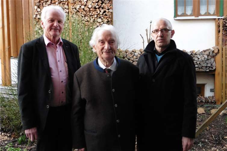 Elmar Dölle (r.) und Jochen Seifert gratulierten Rudi Meier. privat