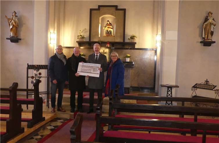 Elmar Franzen (2.v.r.) überreichte den Geldsegen an Pastor Michael Wilhelm (2.v.l.). Die Vertreter der Pfarrei, Monika Näckel und Jürgen Weis, freuten sich stellvertretend für alle Besucher des Gotteshauses.  Foto: Matthias Schnitzler