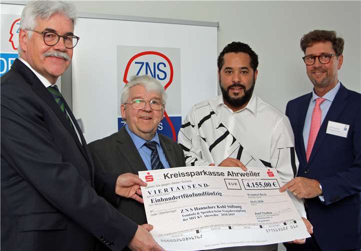 Elmar Lersch (v. l.), Josef Niethen, Schirmherr Adel Tawil und Detlef Odenkirchen bei der Übergabe des Spendenbeitrags. Foto: privat