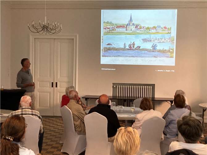 Elmar Scheuren (stehend) zeigt beeindruckende Bilder von der historischen Rheinflößerei, hier bei Unkel. Foto: Heinz Schmitz