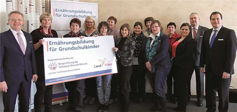 Elmar Schmitz (l.), Vorstandsvorsitzender der Volksbank und ihrer Bürgerstiftung, Vorstandsmitglied Markus Müller (r.) und Stiftungsmanager Bruno Jaeger (2.v.r.) im Kreis der Landfrauen.privat