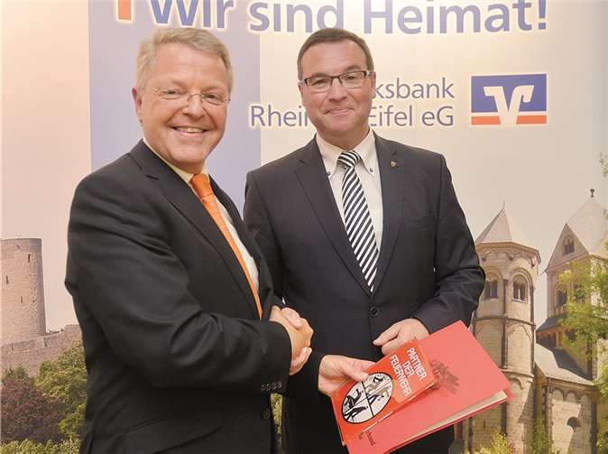 Elmar Schmitz nimmt die Glückwünsche von Horst Gies, 1. Kreisbeigeordneter und MdL, entgegen.