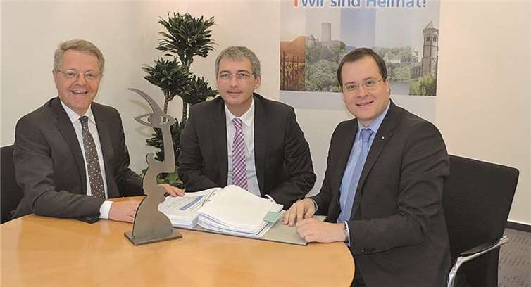 Elmar Schmitz sowie seine Kollegen Sascha Monschauer und Markus Müller (v.li.) verschafften sich einen Überblick über die zahlreichen Wettbewerbsbeiträge zum "Zukunftspreises Heimat". privat