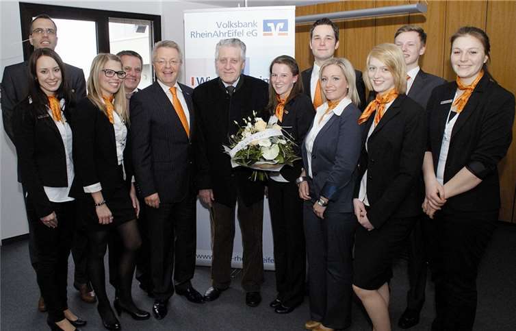 Elmar Schmitz und Herbert Rütten (Bildmitte) gratulierten den jungen Bankkaufleuten. Gerrit Mitter