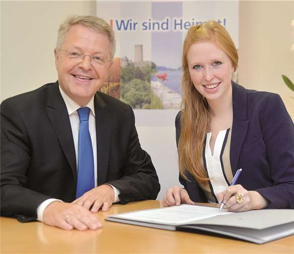 Elmar Schmitz und Julia Bertram bei der Vertragsunterzeichnung. privat