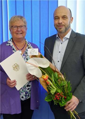 Elmar Wagner, Chef der Agentur für Arbeit Montabaur, wünschte Birgit Ortseifen alles Gute für den Ruhestand.  Agentur für Arbeit Montabaur