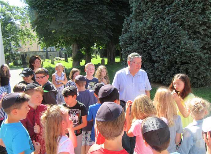 Auf den Spuren jüdischen Glaubens Elmar Zöphel von der jüdischen Gemeinde brachte den Kindern anschaulich einige Besonderheiten des Judentums nahe.