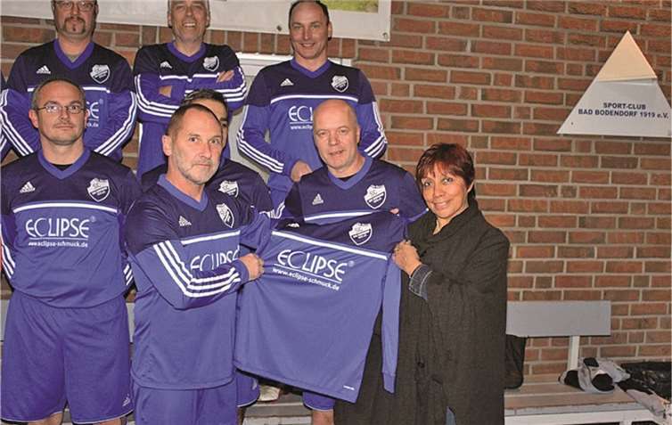 Elsa Weber und ihr Ehemann Helmut (im Bild rechts) hatten sichtlich Freude bei der Übergabe des neuen Trikotsatzes an die Alten Herren des SC Bad Bodendorf.Dirk Bach-von Rauchhaupt