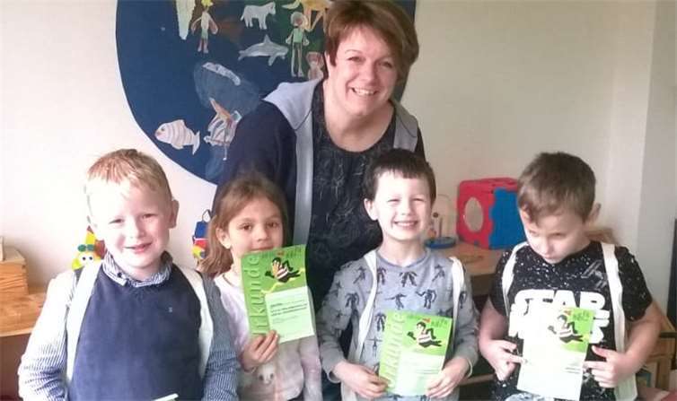 Elsbeth Bauer mit vier Kindern des evangelischen Familienzentrums Maria Magdalena.