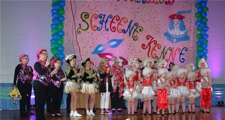 Elsbeth Müller begrüßt die Funkenmariechen, Helfer und die Tanzmäuse.