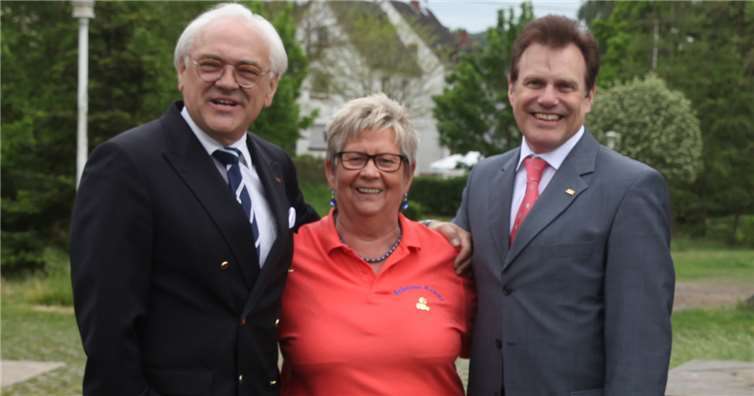 Elsbeth Müller mit dem Präsidenten der RKK, Hans Mayer (links), und dem Geschäftsführer der RKK, Gerd-Walter Adler.