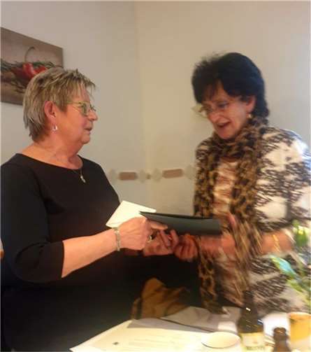 Elsbeth Müller zur 1. Vorsitzenden wiedergewählt Elsbeth Müller und Ehrenmitglied Christa Krechel. Foto: privat