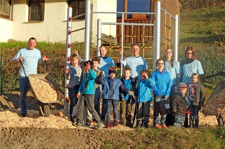 Eltern, Anwohner und freiwillige Helfer haben mit Unterstützung von RWE einen Kletterturm auf dem Spielplatz im Alkener Weg in Oberfell aufgestellt.
