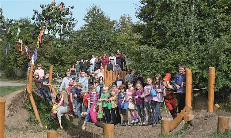 Eltern, Kinder und Helfer auf dem neuen Spielgelände der Waldorfschule Neuwied.privat