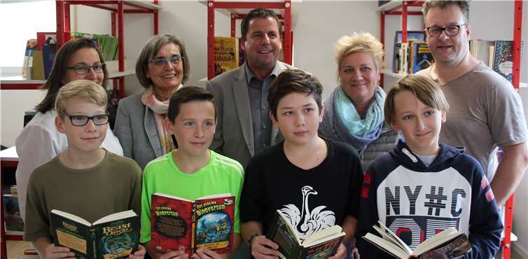 Eltern, Lehrer und Schüler freuen sich über die neue Schülerbücherei.Privat