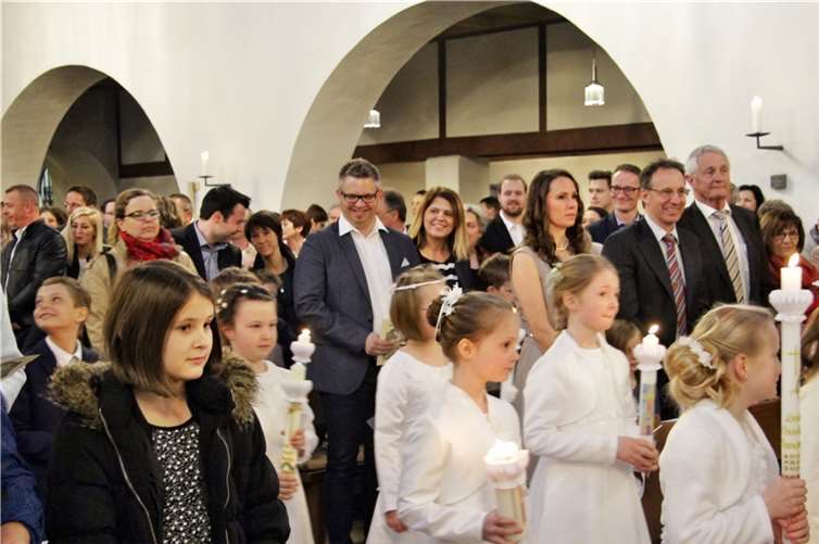 Eltern, Paten, Verwandte und Besucher begleiteten die Kinder zur Erstkommunionsfeier in der Rheinbacher Pfarrkirche.
