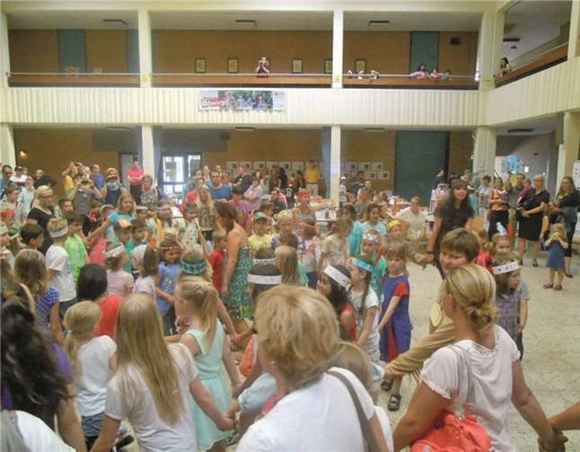 Eltern, Schüler und Lehrer versammelten sich in der Schule, um die Ergebnisse der Projekttage gemeinsam zu bestaunen.