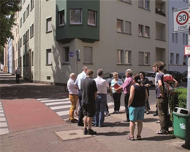 Eltern, Stadtratsmitglieder, Vertreter der CDU, Polizeihauptkommissar Horst Birk, Zuständigkeitsbereich: Goldgrube/Rauental, Steffa Bajew-Beck, Rektorin der Pestalozzi-Grundschule und ein paar Anwohner waren am Fußgängerüberweg in der Gutenbergstraße mit Willi Breitbach vom Tiefbauamt zusammen getroffen, um die Änderungen zu erörtern. US
