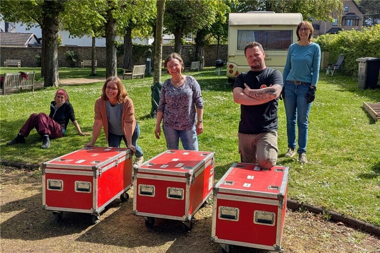 Eltern beim Auf- und Abbau des Zirkus