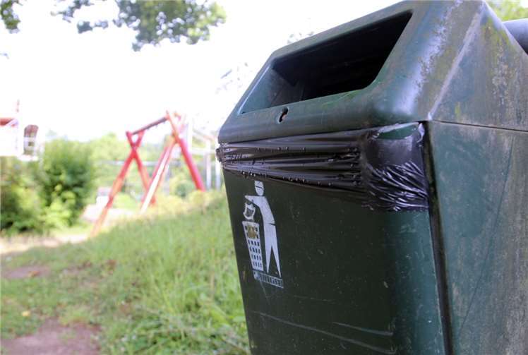 Eltern fordern eine schnelle Sanierung des Spielplatzes.