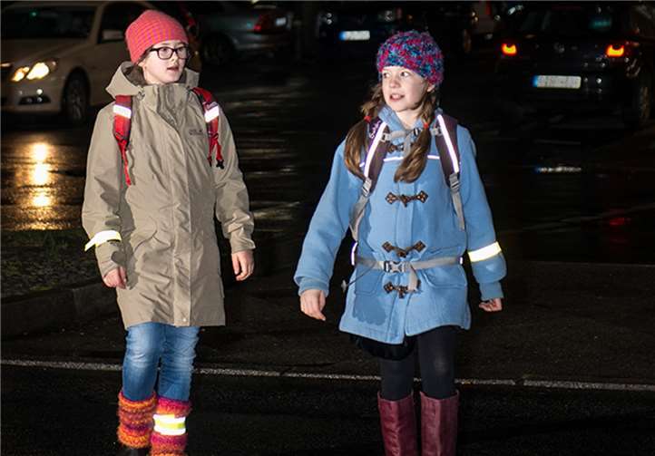 Eltern sollten darauf achten, dass die Kleidung ihrer Kinder mit Reflektoren versehen sind. Foto: privat