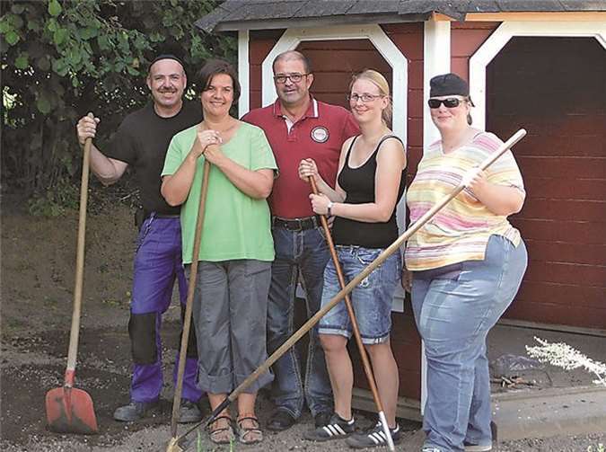 Eltern und Bürgermeister packten mit an, beim Aussähen des Rasens. privat