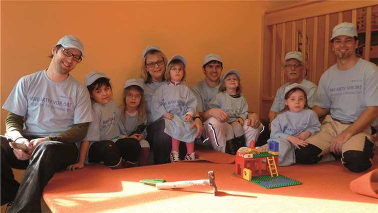 Eltern und Erzieherinnen haben in der Kita Zauberwald in Mendig ein multifunktionales Podest als Spielfläche im Bauraum errichtet.privat