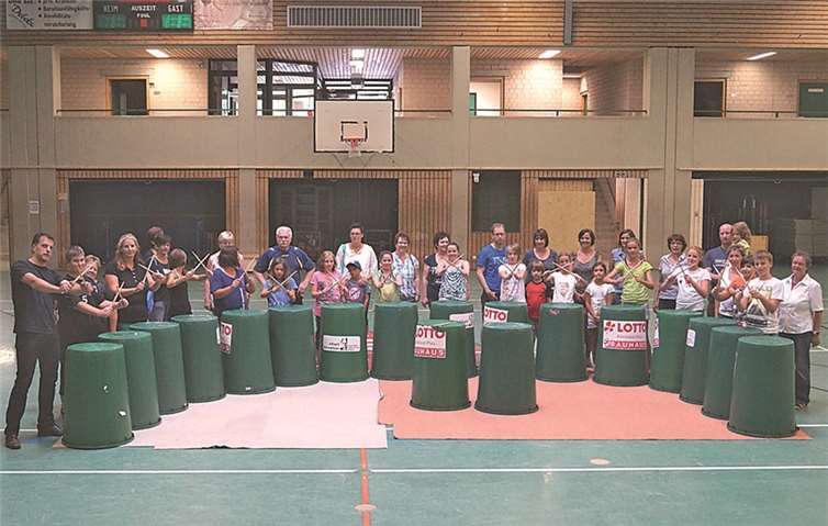 Eltern und Großeltern konnten in Treis ein tolles Trommel-Konzert auf Regentonnen hören. Alex Sauerländer (l.) leitete das Projekt „Trash Drumming“.MT