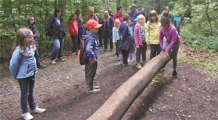 Eltern und Kinder an der Spielstation.