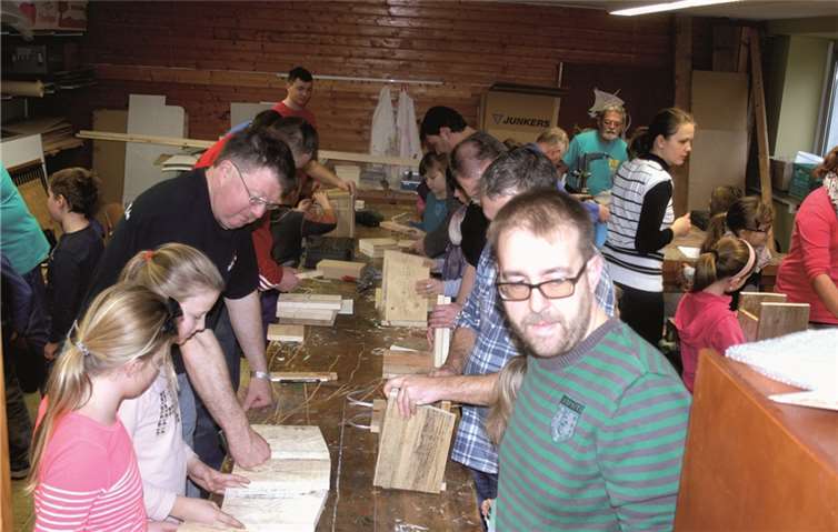 Eltern und Kinder bastelten gemeinsam an Nistkästen für Vögel.privat