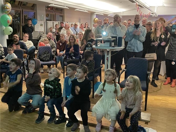 Eltern und Kinder bei der Übertragung des Livestreams im Sitzungssaal der Verbandsgemeindeverwaltung in Unkel.Foto: Kulturstadt Unkel/Simone Schwamborn 