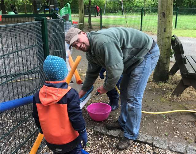 Eltern und Kinder brachten das Außengelände wieder auf Vordermann. Foto: privat