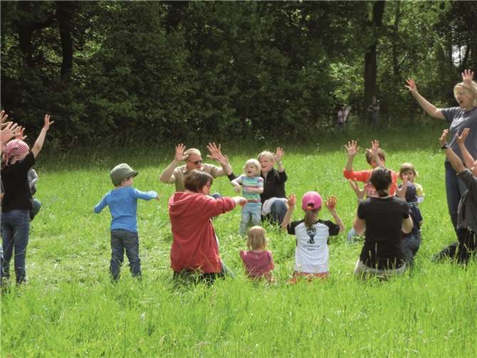 Eltern und Kinder der Elterninitiative Kleinkinder Wibbelstätz e.V. ließen die „zehn kleinen Zappelmänner“ bei ihrer Frühjahrswanderung im Sonnenschein zappeln. privat