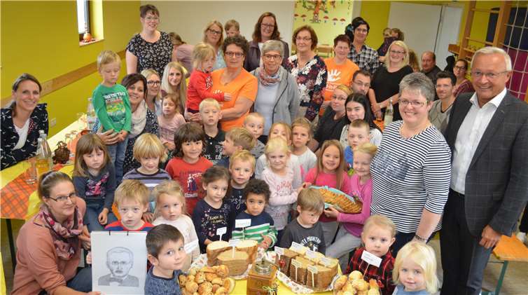 Eltern und Kinder der Evangelischen Kindertagesstätte „Hand in Hand“ Oberhonnefeld mit der Kindergartenleiterin Petra Schnell, der Ortsbürgermeisterin Rita Lehnert, der Vorsitzenden des Kindergarten-Fachausschusses, Edith Vonau, der Umweltreferentin Ina Heidelbach und Angelika Kröll (Zweite von rechts) von den Landfrauen des Kreises Neuwied kochten, backten, rührten, würzten, mahlten und rieben viele heimische Produkte anhand heimischer Rezepte zu leckeren Speisen zum Mittagessen. Landrat Achim Hallerbach (rechts) zeigte sich sehr erfreut von dem großen Engagement und dankte den Kindern, den Eltern und dem Kita-Team.privat