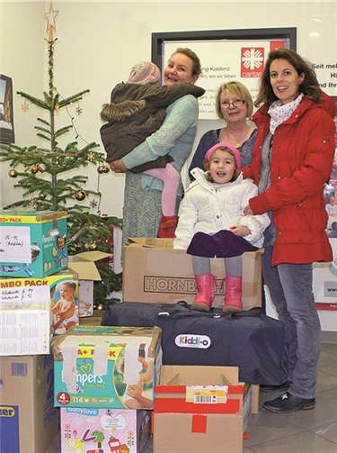 Eltern und Kinder der Kita Marienburg bei der Spendenübergabe an die Koblenzer Caritas. privat
