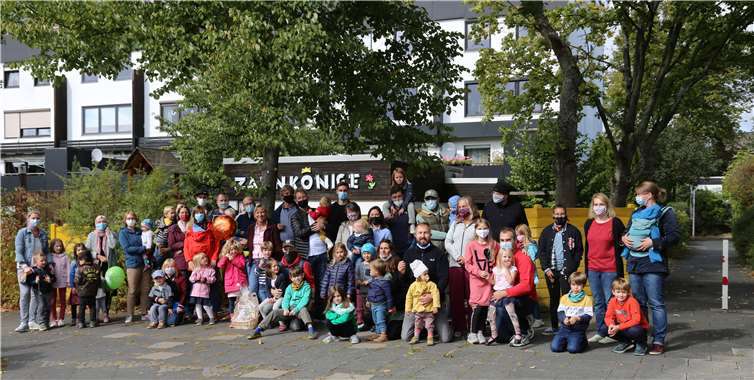 Eltern und Kinder der „Zaunkönige“ verabschiedeten sich persönlich von Susanne Krause.Fotos: privat