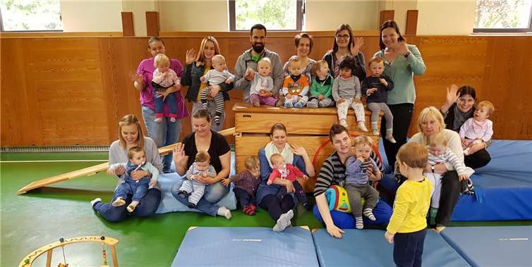 Eltern und Kinder genießen die gesellige Zeit in der Turnhalle. Foto: privat