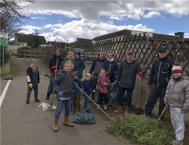 Eltern und Kinder in Aktion am Spielplatz Gimmersdorfer Straße.  Fotos: Heimatverein Villip