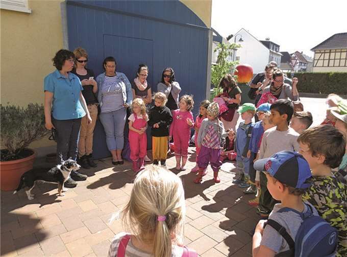 Eltern und Kinder statteten dem Bio Hof in Bölingen einen Besuch ab.privat