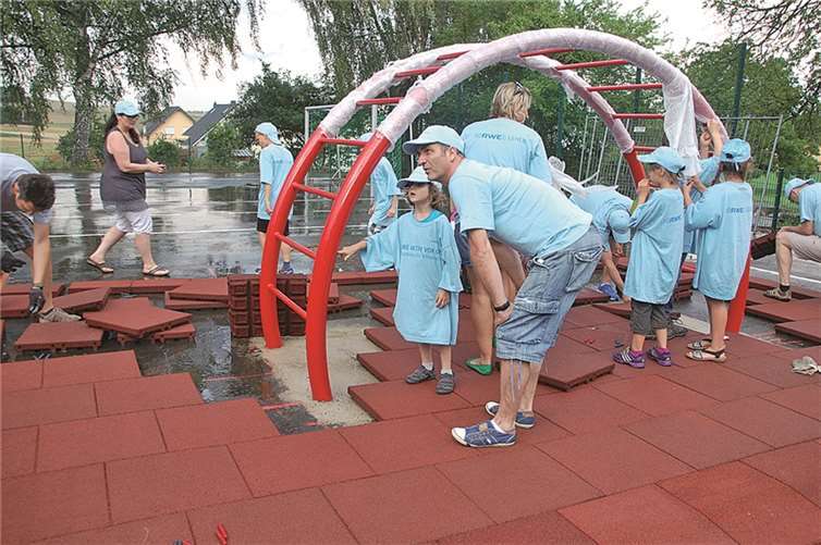 Eltern und Kinder stellten gemeinsam auf dem Schulhof der Grundschule Mertloch eine Bogenhangel auf. privat