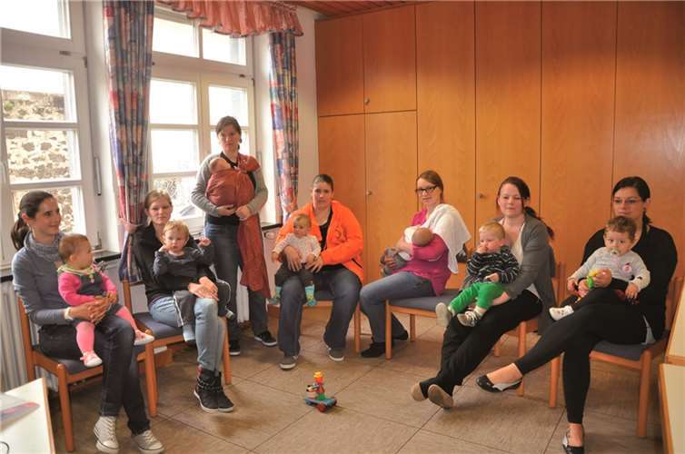 Eltern und Kinder übten das sichere Tragen.privat