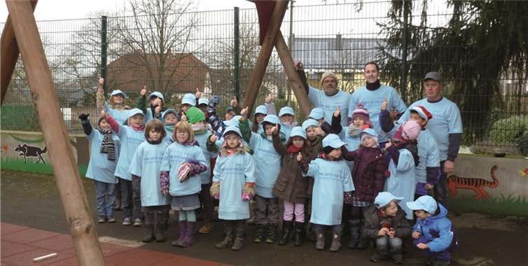 Eltern und Kinder verlegten Fallschutzmatten unter der neuen Schaukel auf dem Schulhof der Grundschule Wassenach. privat