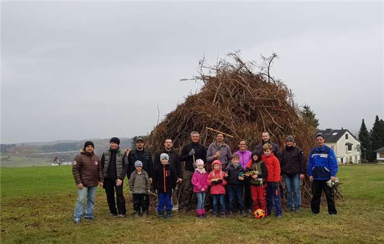Eltern und Kinder vor dem noch nicht angezündeten Martinsfeuer. Privat