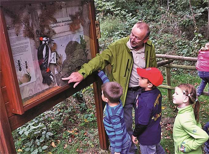 Eltern und Kinder wurden durch die „Arbeitsgruppe Naturschutz“ der Ortsgemeinde Dürrholz über den Naturerlebnispfad geführt.privat